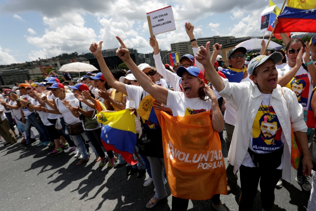 Venezolanos marchan para exigir referéndum revocatorio contra presidente Maduro.