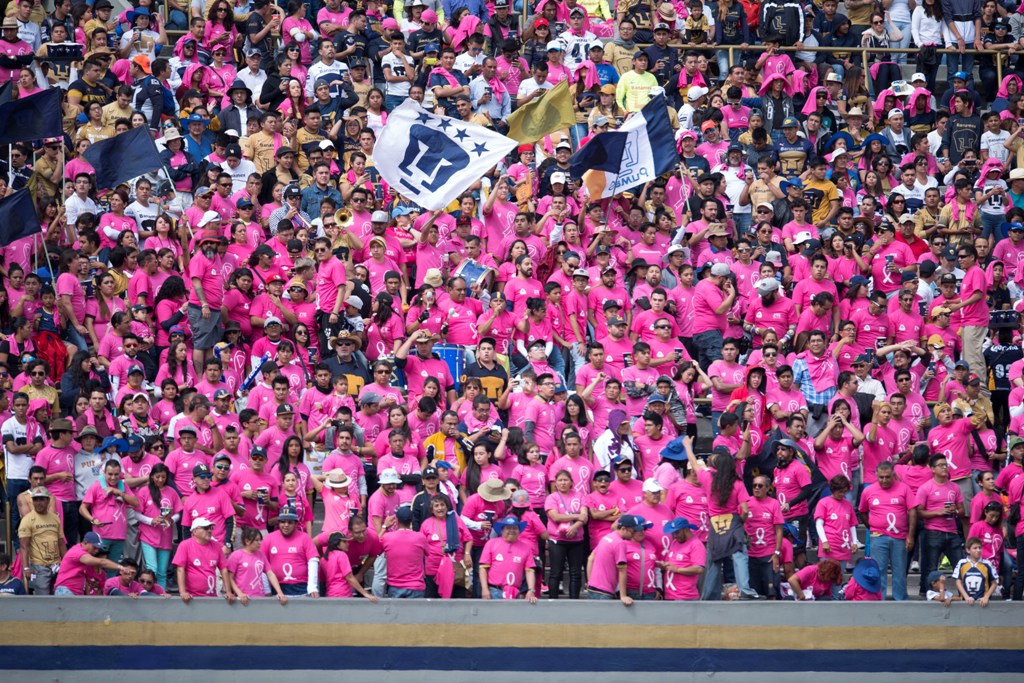 La afición de Pumas pintó de rosa el Olímpico de CU