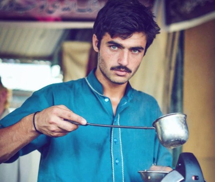 Arshad Khan es la nueva sensación de internet. El chico fue descubierto en un puesto de té en Pakistán. q