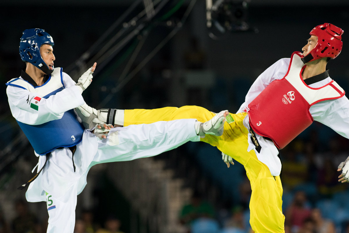 El chino Shuai Zhao (der.) utilizó la pierna adelantada con Carlos Navarro (izq.) para ganar el combate