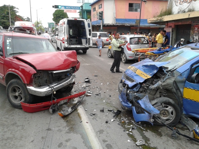El conductor de la camioneta perdió el control y se impactó con el taxi donde viajaba una familia.