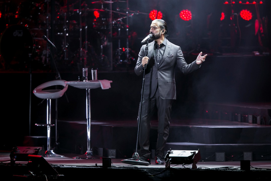 El show comenzó a las 21:30 horas. 