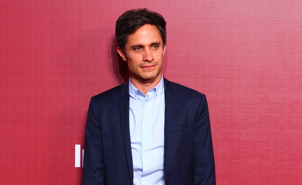 Gael García durante la alfombra roja previo a la proyección de "Neruda" en el FICM. 