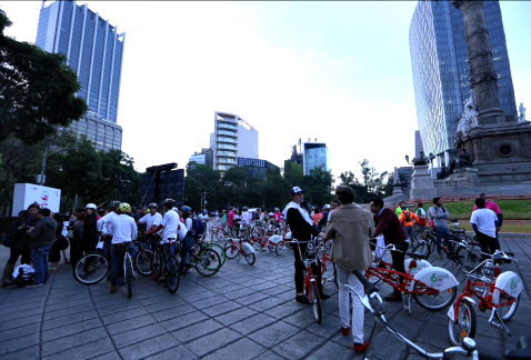 El gobierno capitalino organizó este domingo una rodada ciclista, en avenida Reforma, con motivo de la Sexta Cumbre de Acción Climática Mundial de Alc