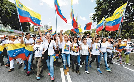 La manifestación partió desde cuatro puntos distintos de la capital venezolana y terminó en la autopista principal.