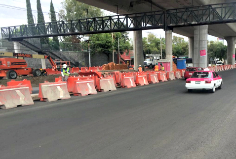 Personal de la Secretaría de Obras y Servicios capitalina realiza trabajos de rehabilitación en la avenida Viaducto Tlalpan, de las 23:00 horas a las 
