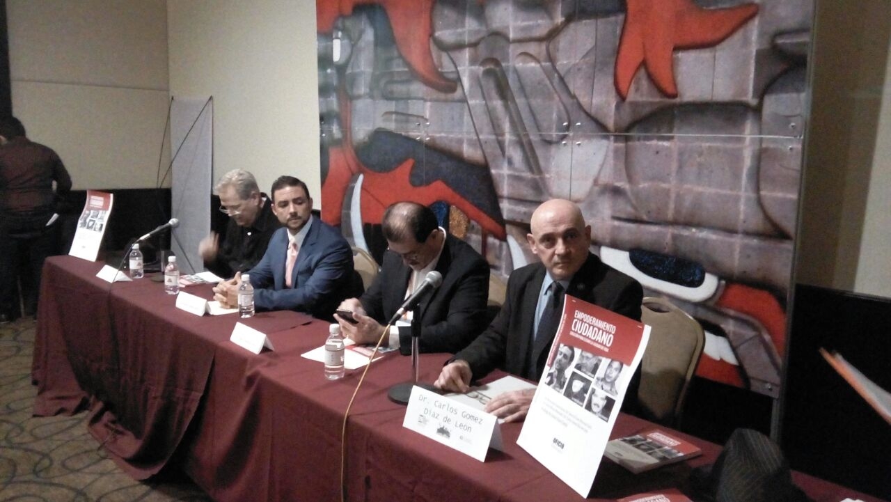 El presentador, Javier Livas Cantú, explicó que el libro señala a los políticos como unos depredadores.