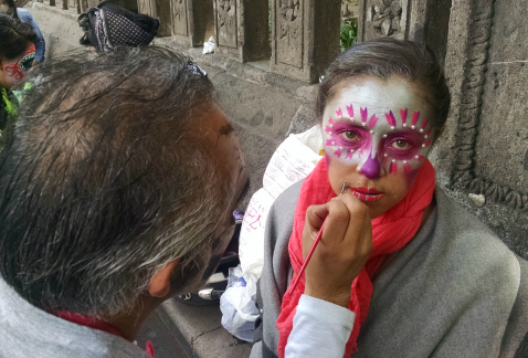 Proceso de transformación para participar en la procesión de catrinas que esta tarde tomará Paseo de la Reforma.