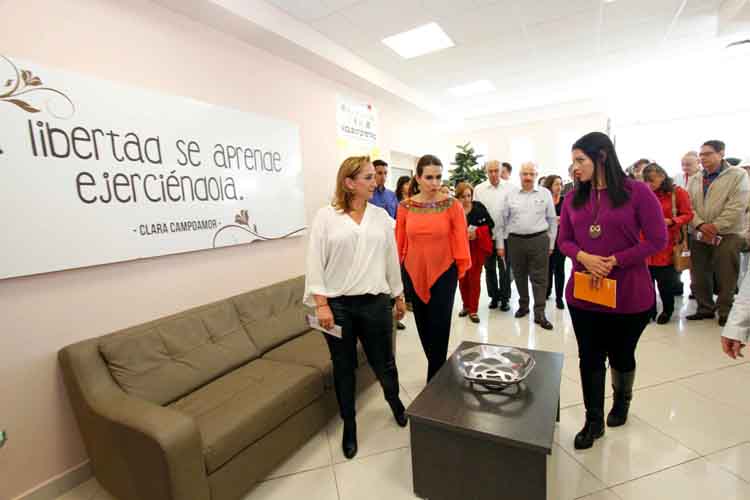 La Secretaria de Relaciones Exteriores, Claudia Ruiz Massieu, subrayó la iniciativa del gobernador, Rubén Moreira, de construir un modelo de empoderam