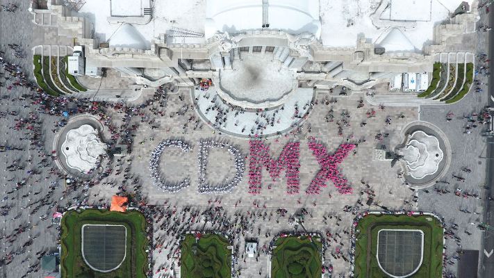 También formaron las letras en la explanada de Bellas Artes.