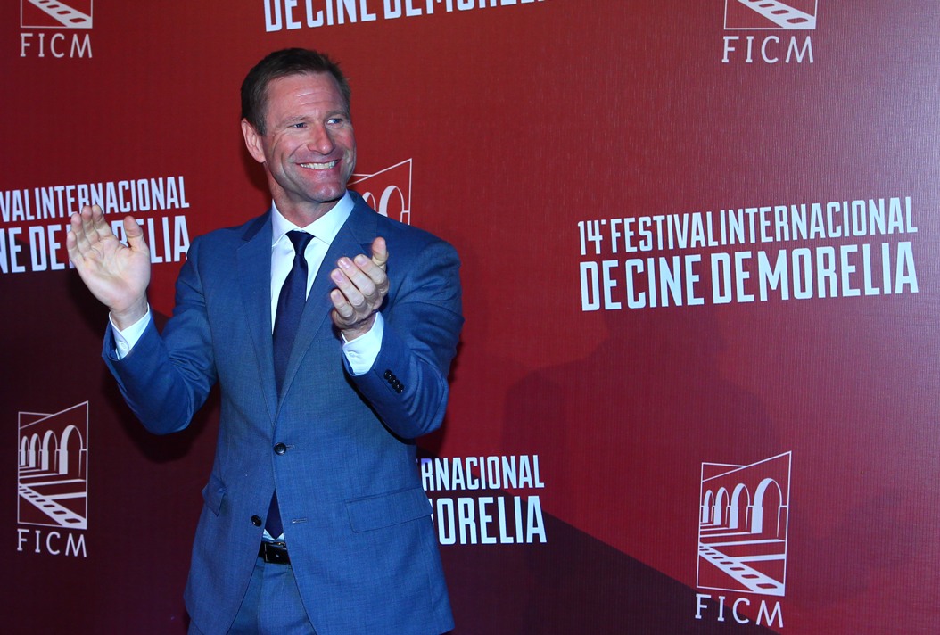 Aaron Eckhart compartió créditos con Tom Hanks en "Sully", la nueva película de Clint Eastwood. 