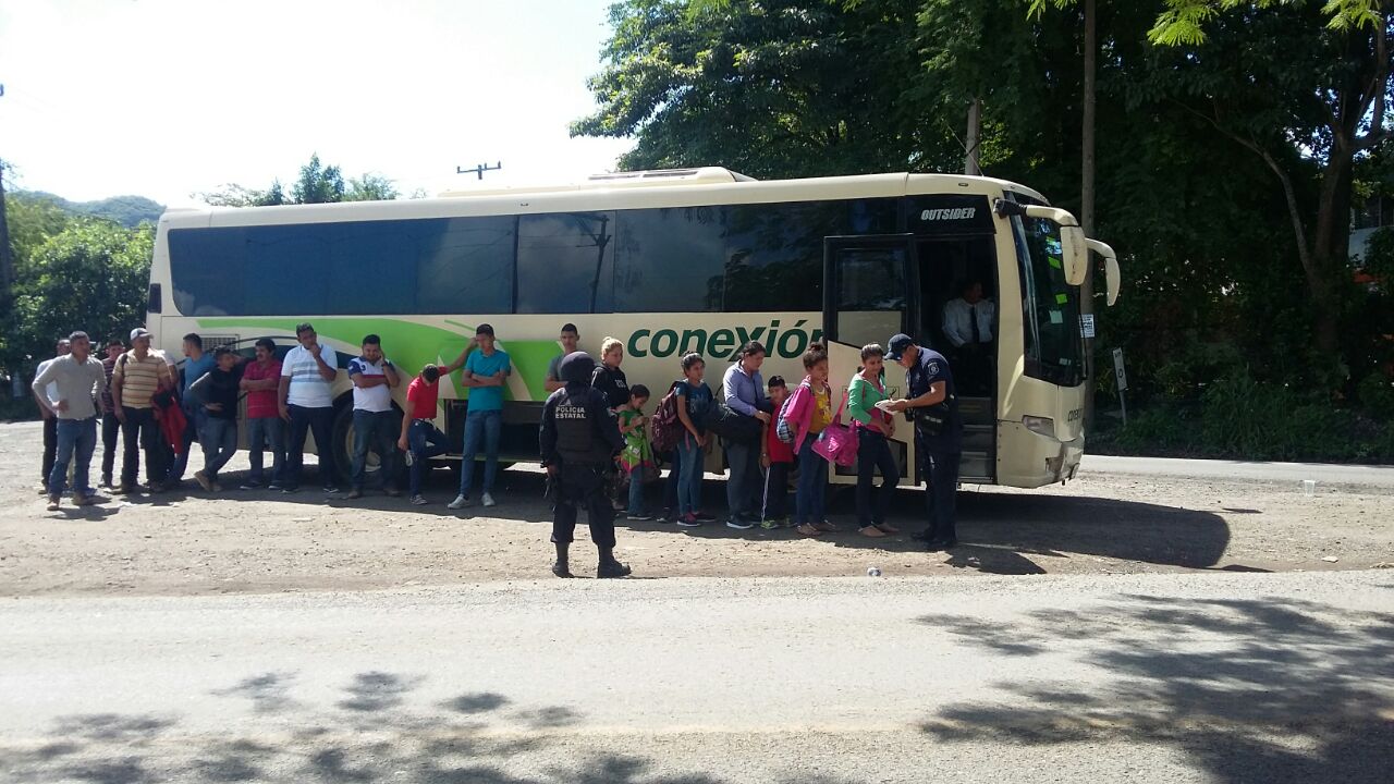 Autobús que transportaba migrantes.