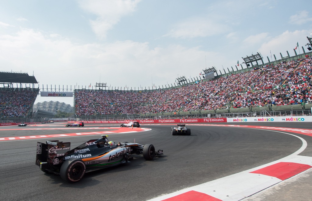 Autos de F1 corriendo en el Autódromo Hermanos Rodríguez 
