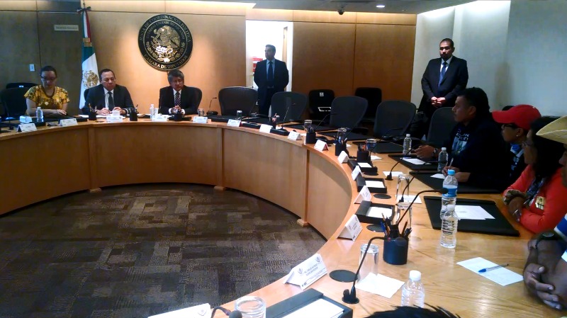 La bancada del PRD en San Lázaro se reunió con un grupo de representantes de los familiares de los normalistas de Ayotzinapa.