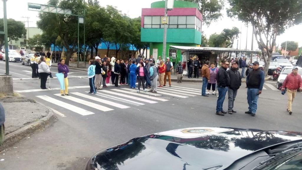 El bloqueo provoca afectaciones al tránsito vehícular en especial al transporte público.