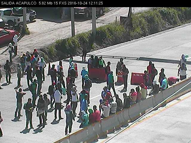 El bloqueo lo realizan estudiantes de la Normal rural de Ayotzinapa.