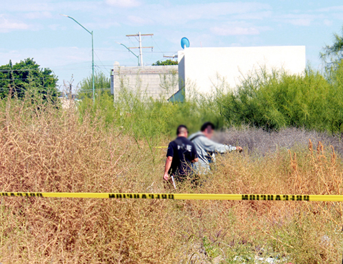 El cuerpo de un hombre sin vida fue encontrado entre la maleza.