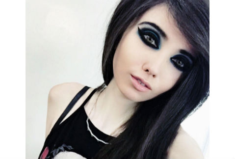 Eugenia Cooney publica videos tutoriales de maquillaje y tips de moda. 