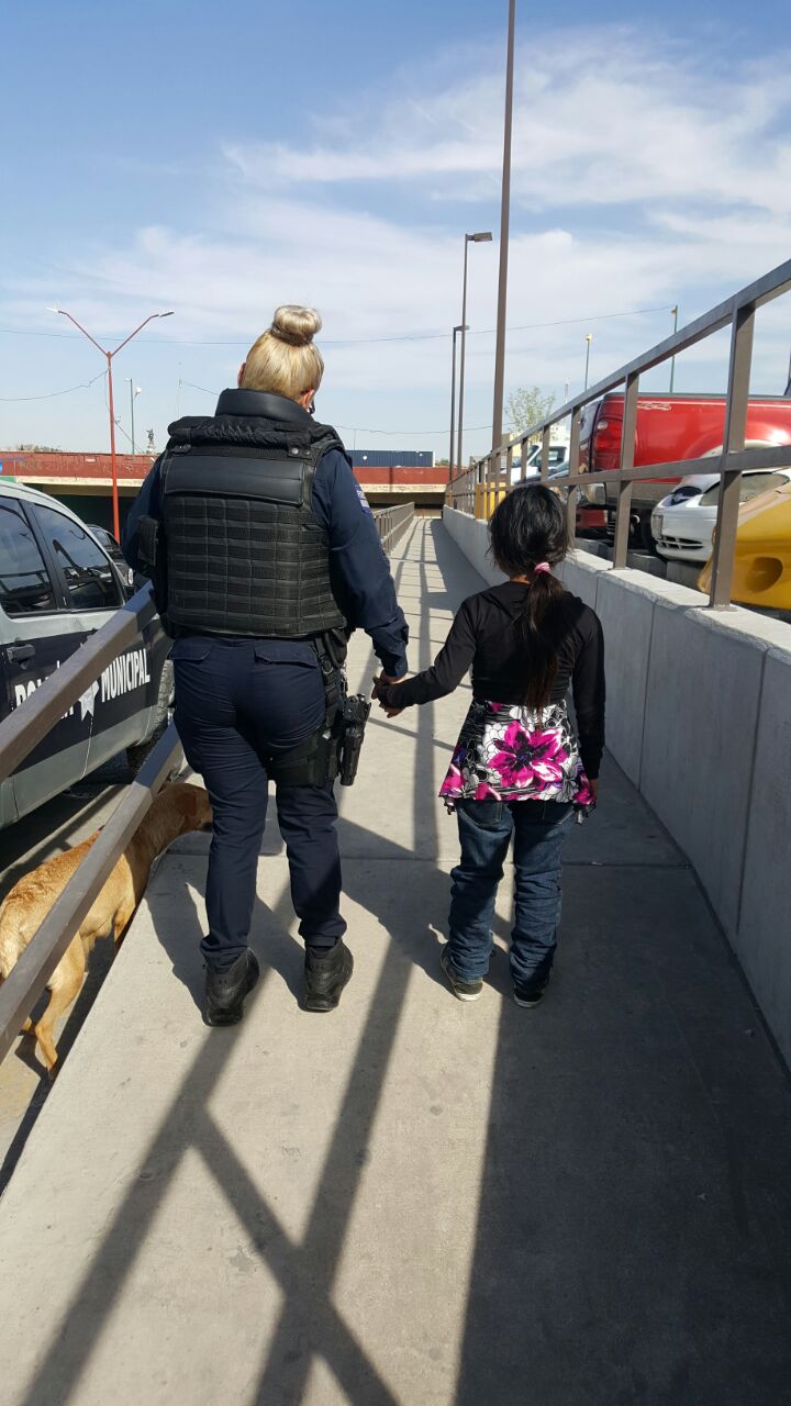 Se indicó que la menor fue llevada a la estación de policía en donde personal de la oficina de Trabajo Social la atendió.