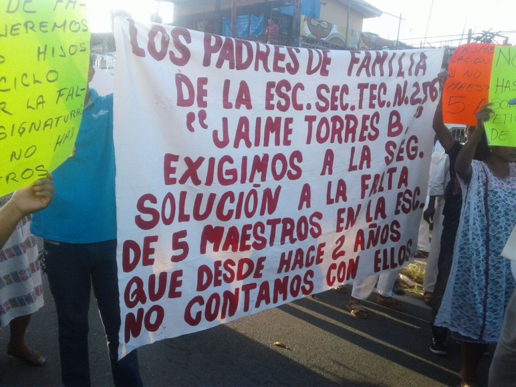 Los padres de familia colocaron las mantas sobre la carretera, en protesta por el cese de los maestros desde hace dos años.