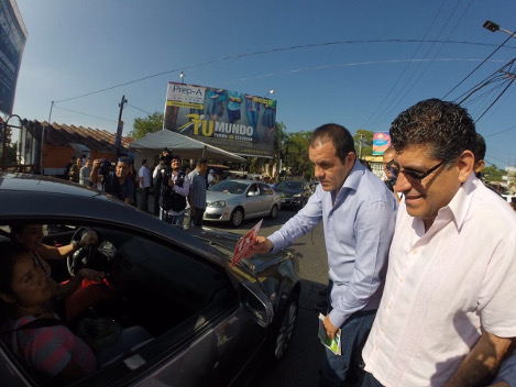 El alcalde de Cuernavaca, Cuauthémoc Blanco salió a calles de la ciudad para entregar volantes de la reactivación del programa 1x1 en calles de la ciu