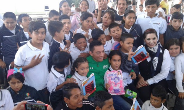 Cristián Mijares visitó a los niños del Internado Francisco Sarabia, en Gómez Palacio.