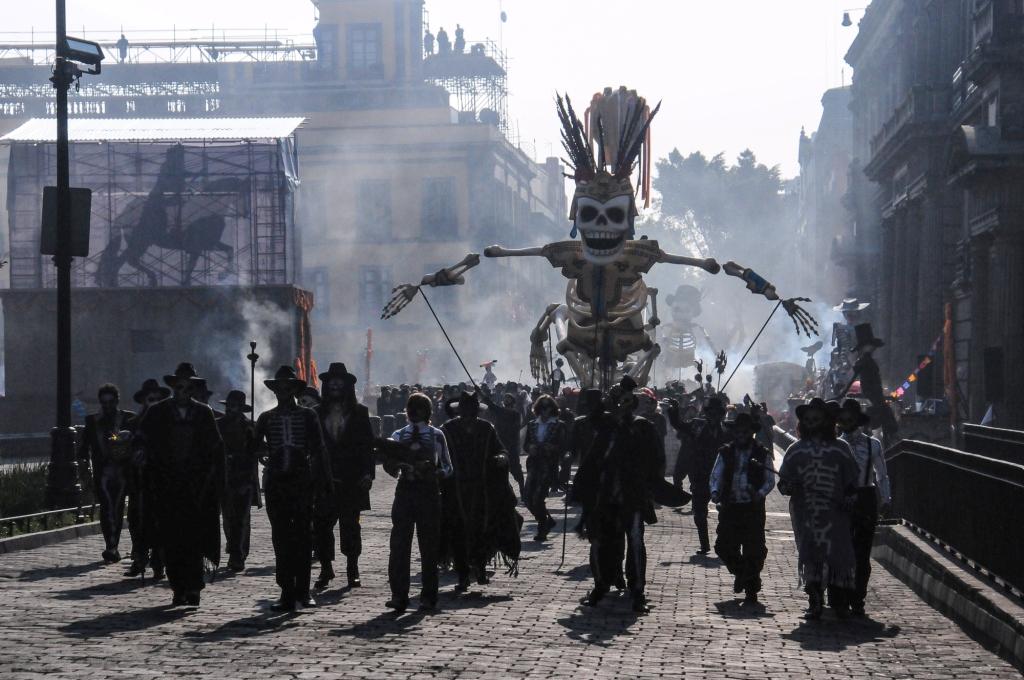 El desfile se desarrollará en tres segmentos que serán: Viaje al Mictlán, La Muerte Niña y Pal’ Panteón. 