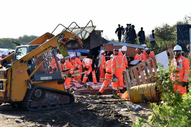 Con excavadoras, las autoridades removieron las tiendas de campaña en Calais.