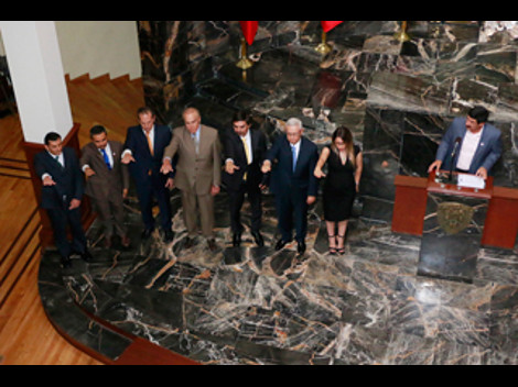 El gobernador de Chihuahua, Javier Corral le tomó la protesta de ley a 14 nuevos funcionarios, que hoy se integran a la estructura gubernamental.