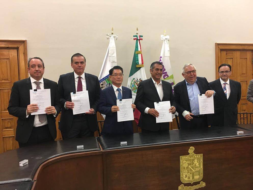 Jaime Rodríguez Calderón, gobernador de Nuevo León; Seong Bae Kim, presidente de la empresa Kia y Miguel Ángel Lozano, alcalde de Pésqueria, firmaron 