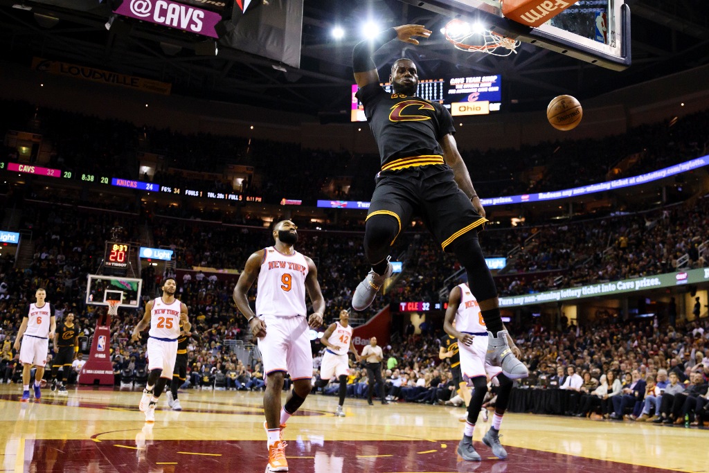 LeBron James logrando una clavada en el duelo ante los Knicks 