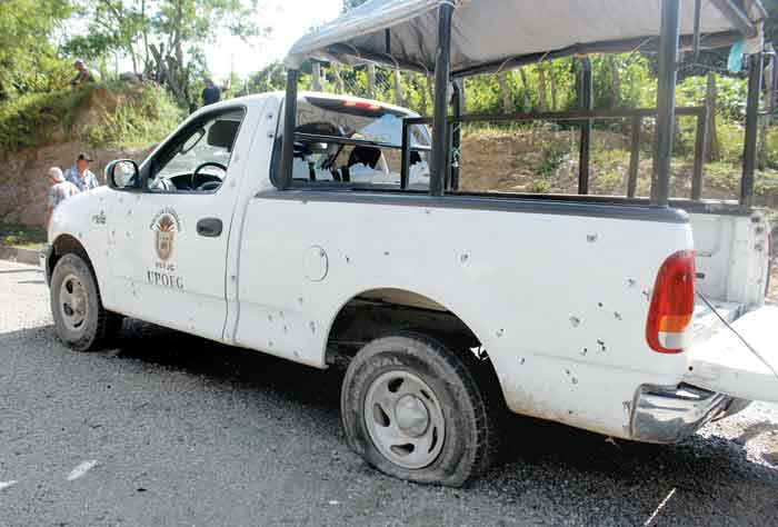 Los impactos de bala se aprecian en un camioneta de la Upoeg.