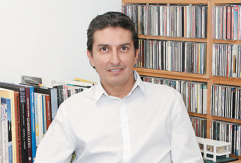 En mobiliario e iluminación, el arquitecto Martínez prefiere marcas italianas como Capellini y Artemide.