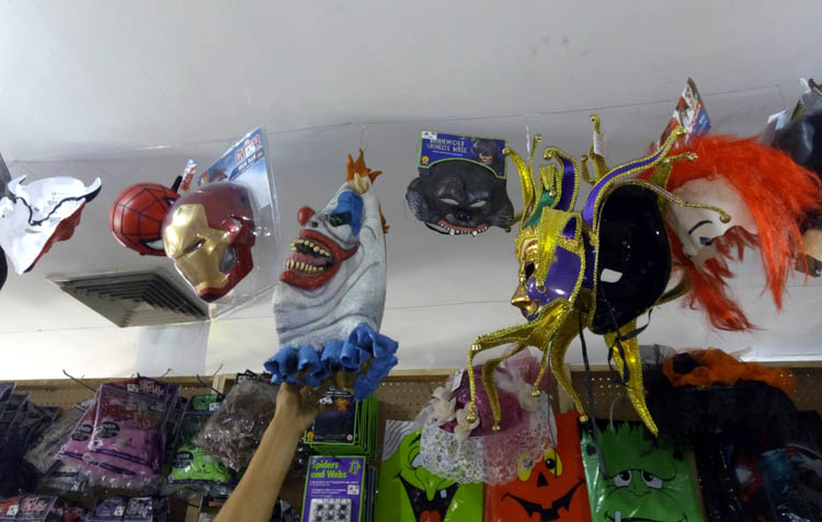Moda de payasos tenebrosos contribuyeron a agotar disfraces de payasos.