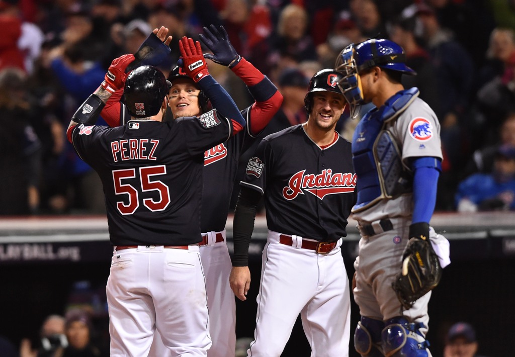 Pérez celebra tras conectar un HR