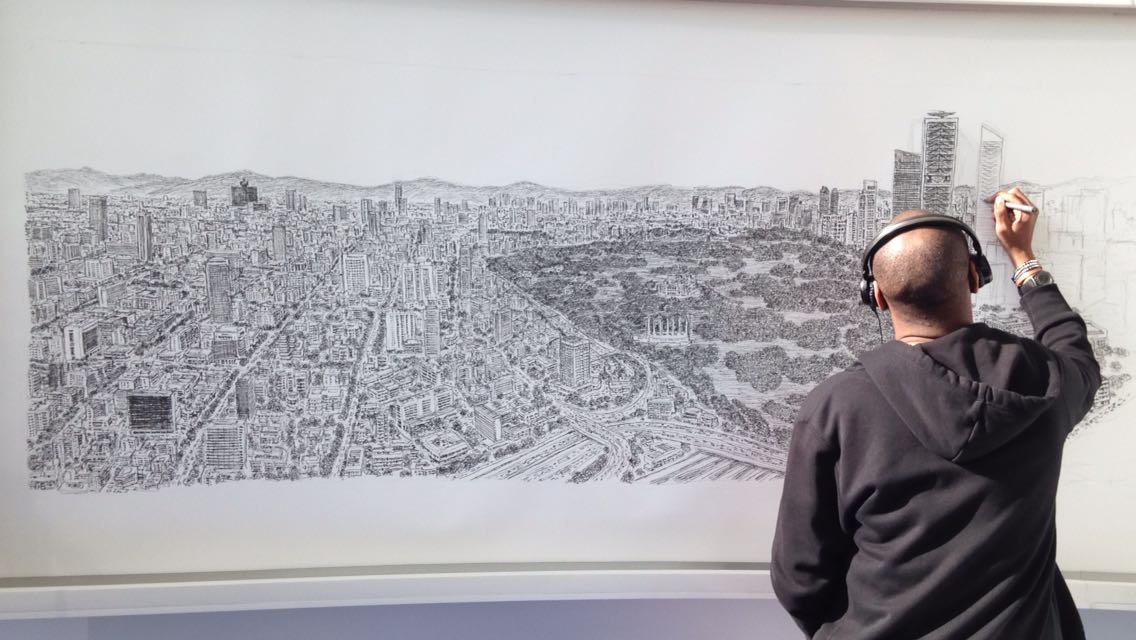 Stephen pintó más de la mitad del mural. 