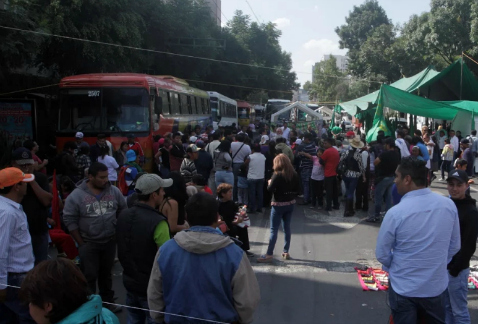 Campesinos de diferentes organizaciones protestaron frente a la sede nacional del PAN y luego trasladaron su manifestación frente a la Sagarpa.