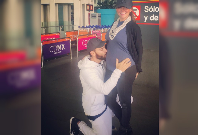 Con esta foto, el actor dijo "adiós" por un tiempo a la actriz y su hijo. 