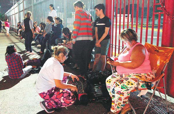 Desde anoche la gente se lanzó a la Arena Monterrey.