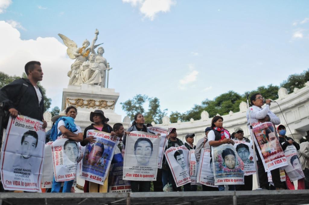 Familiares de los 43 normalistas realizaron un mitin en el Hemiciclo a Juárez.