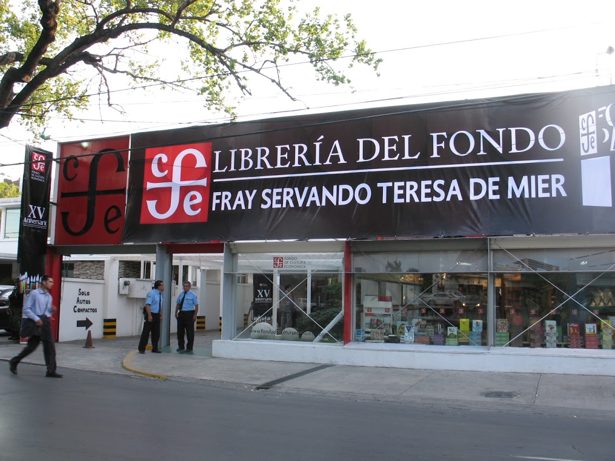 La librería "Fray Servando Teresa de Mier" del FCE se ubica en la avenida San Pedro casi al llegar a la avenida Constitución, en la colonia Miravalle.