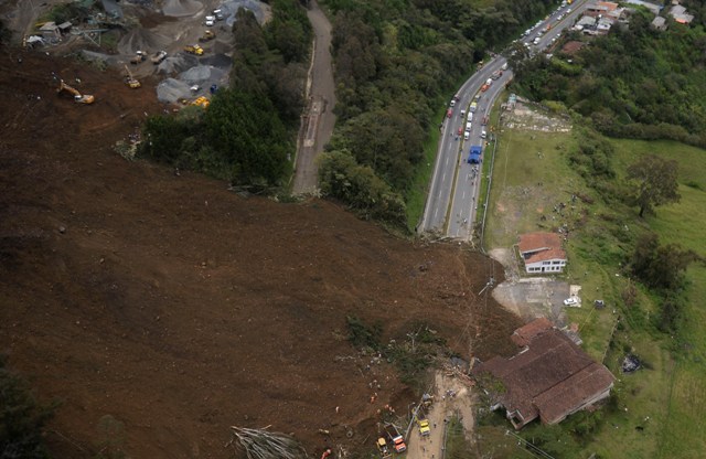 Al menos seis personas fallecieron al quedar sepultadas por un derrumbe de tierra que bloqueó la carretera que une las ciudades de Medellín y Bogotá.