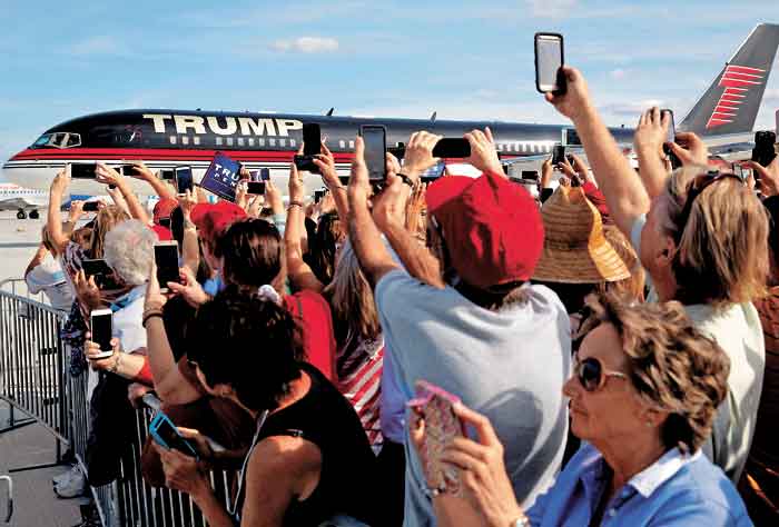 Seguidores de Trump, ayer en un mitin en un hangar del aeropuerto Orlando Sanford en Sanford, Florida.