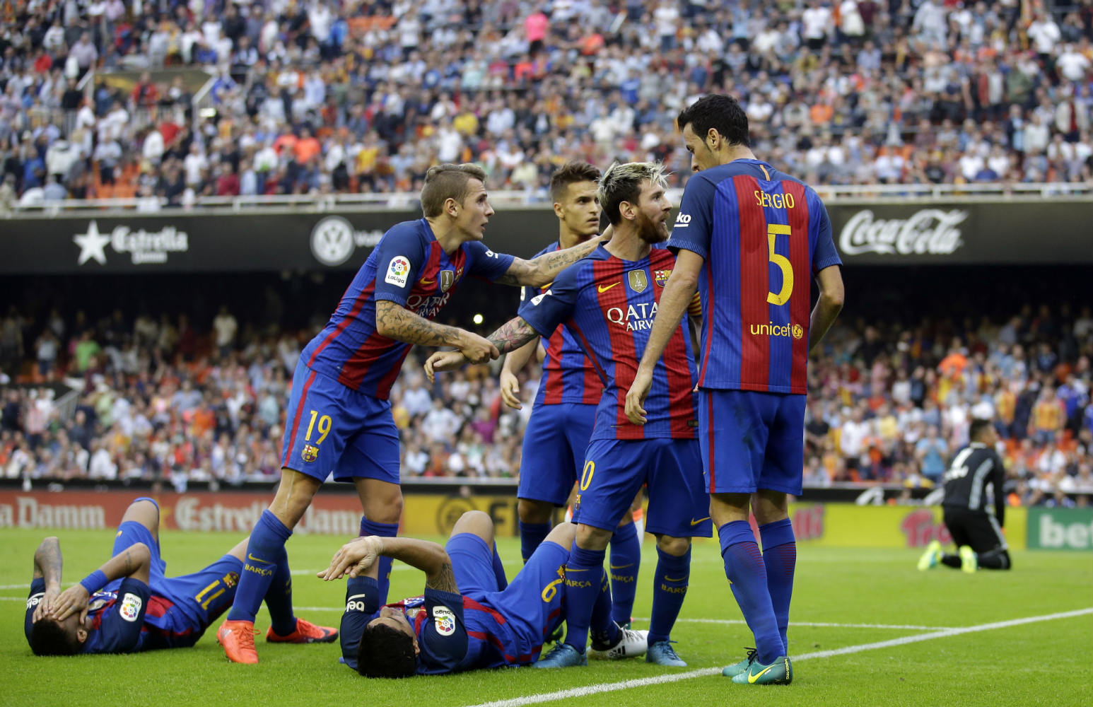 Suárez y Neymar tirados en el piso tras ser agredidos con objetos provenientes de las gradas 
