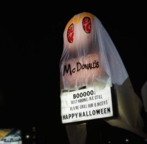 La sucursal de Queens, Nueva York, fue cubierta por una gran manta blanca con dos ojos con las letras de "Burguer King" y, como boca, tiene la leyenda