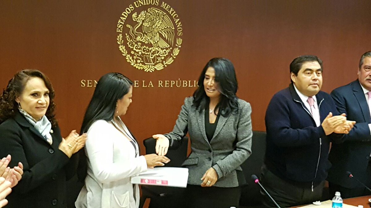 Alejandra Barrales aseguró que con esta propuesta, el PRD busca distender el conflicto magisterial.