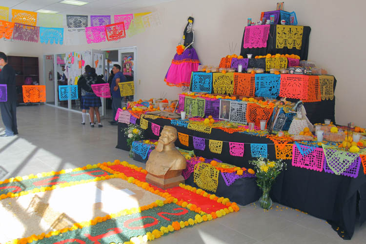 El altar de muertos incluyó el busto de Venustiano Carranza que estaba instalado en las antiguas instalaciones.