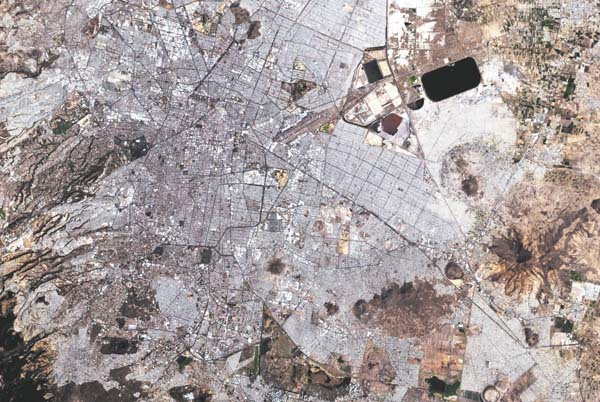 Desde el aire nuestra ciudad parece muy distinta de la que vivimos a diario.