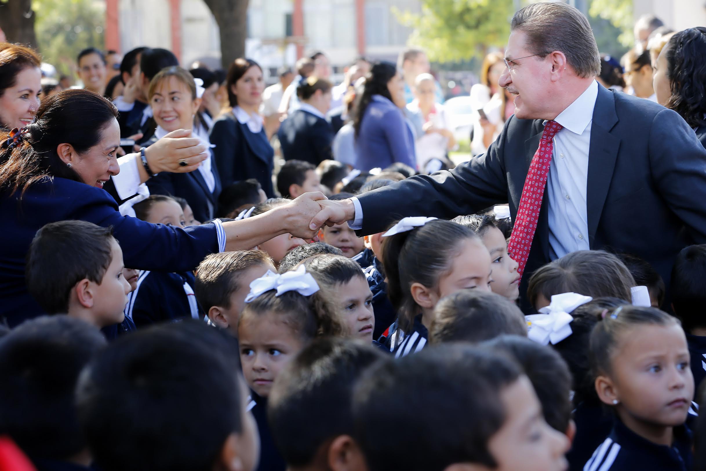 En Durango, el Gobernador, José Rosas Aispuro encendió el “Fuego Olímpico Lasallista” 2016.