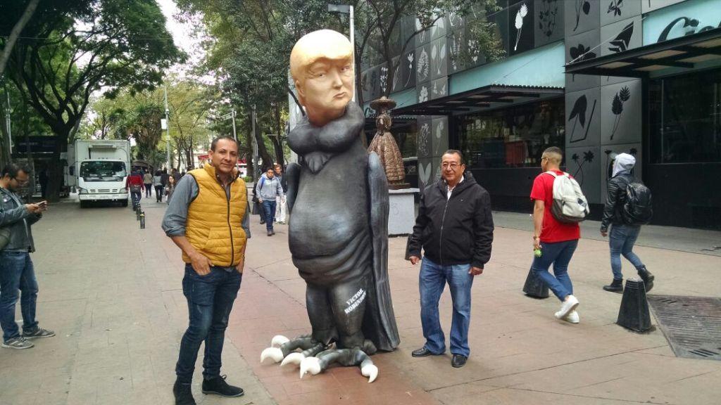 La estatua del candidato republicano fue instalada en la calle de Génova, casi en el cruce con Paseo de la Reforma en la colonia Juárez. 